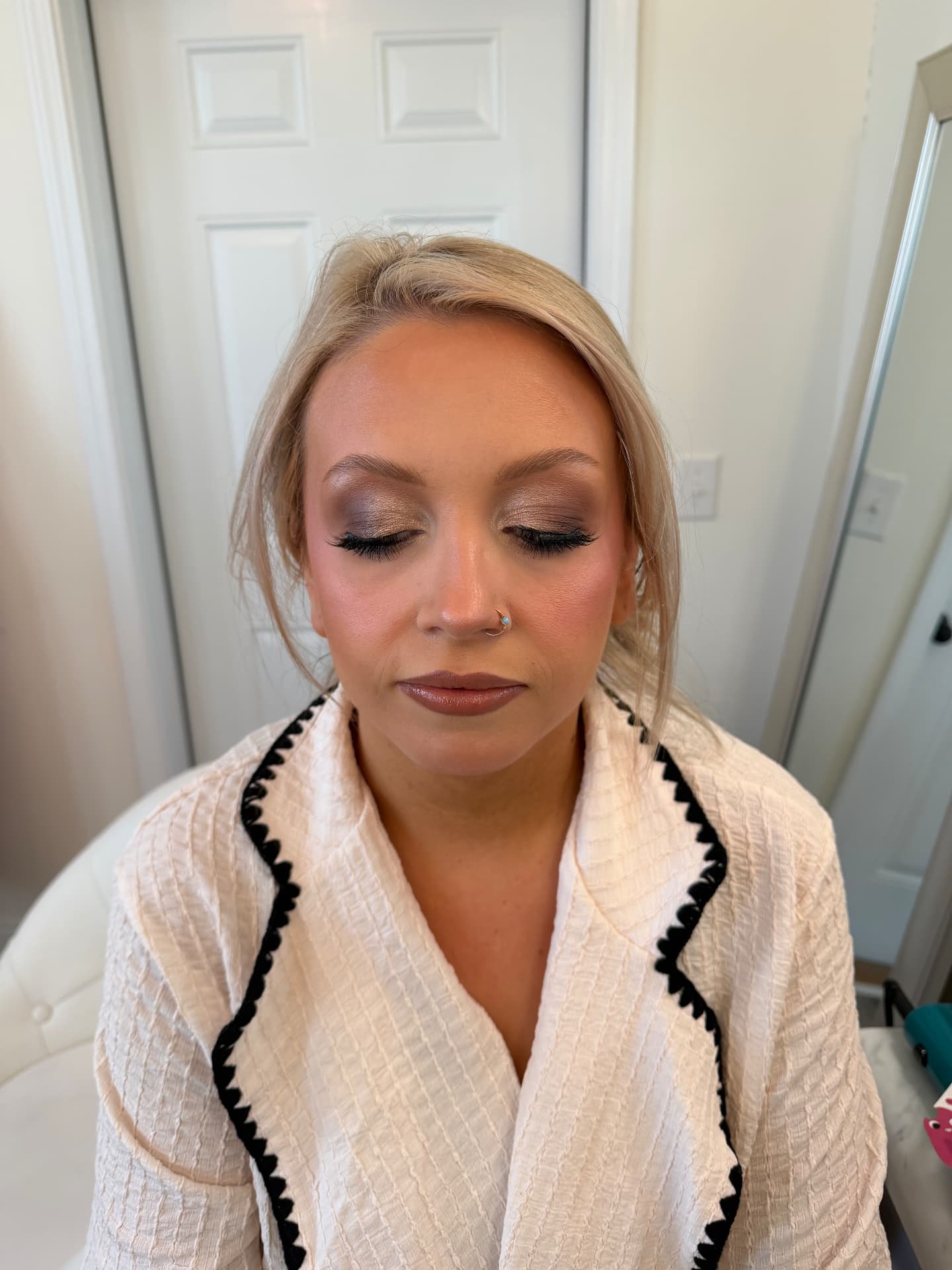 Smoky halo eye makeup with warm bronze lip