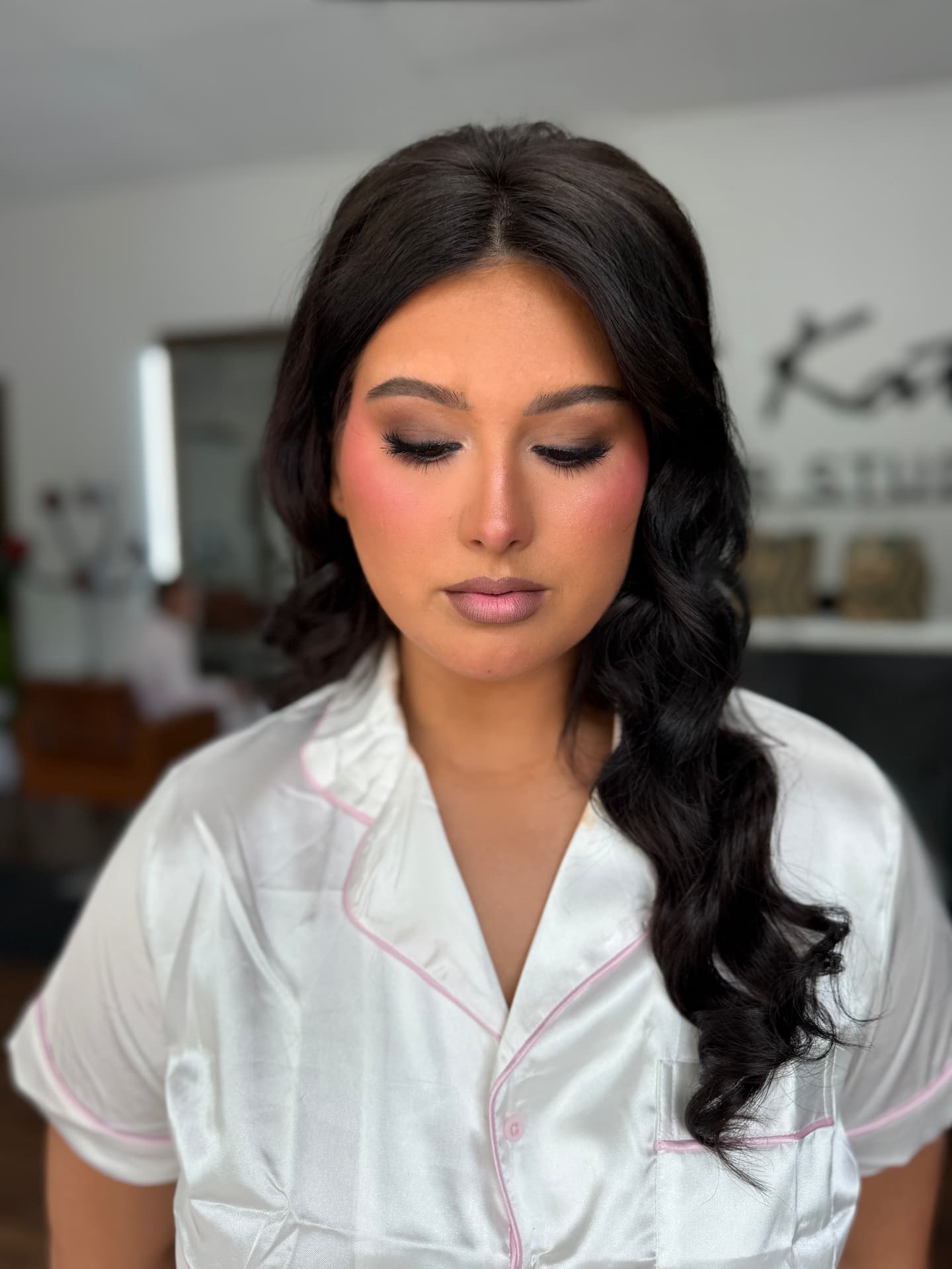 Smoked-out eye makeup with rosy blush and satin lip