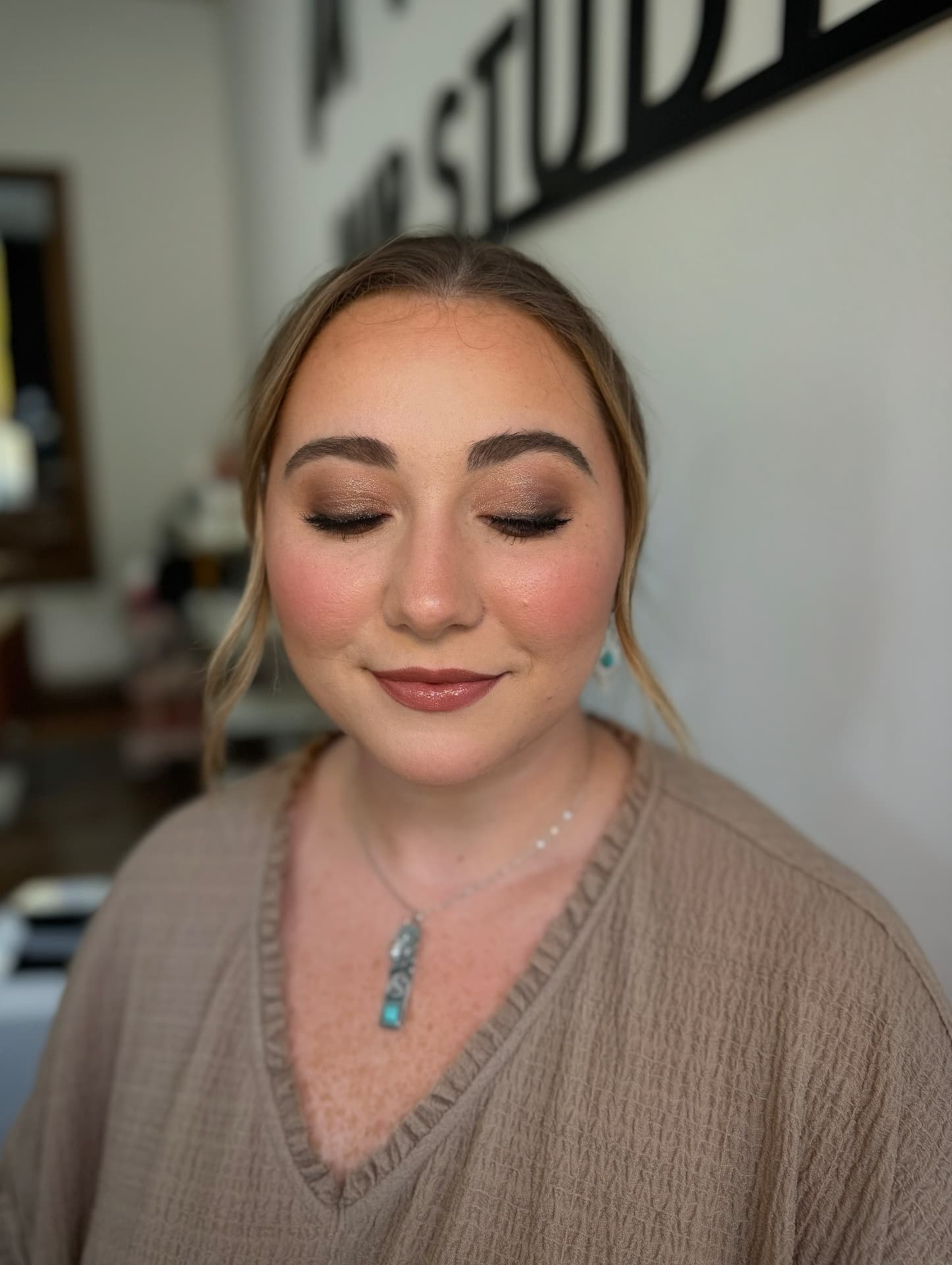 Golden shimmer eyeshadow with winged liner and rose lip