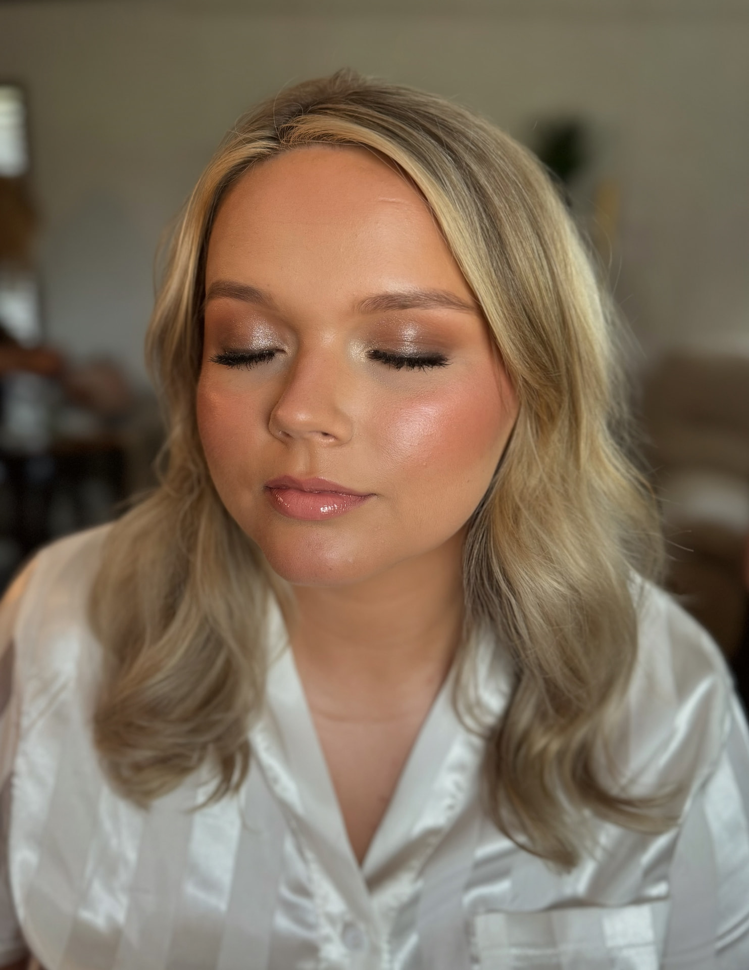 Golden shimmer eyeshadow with dewy glowing skin