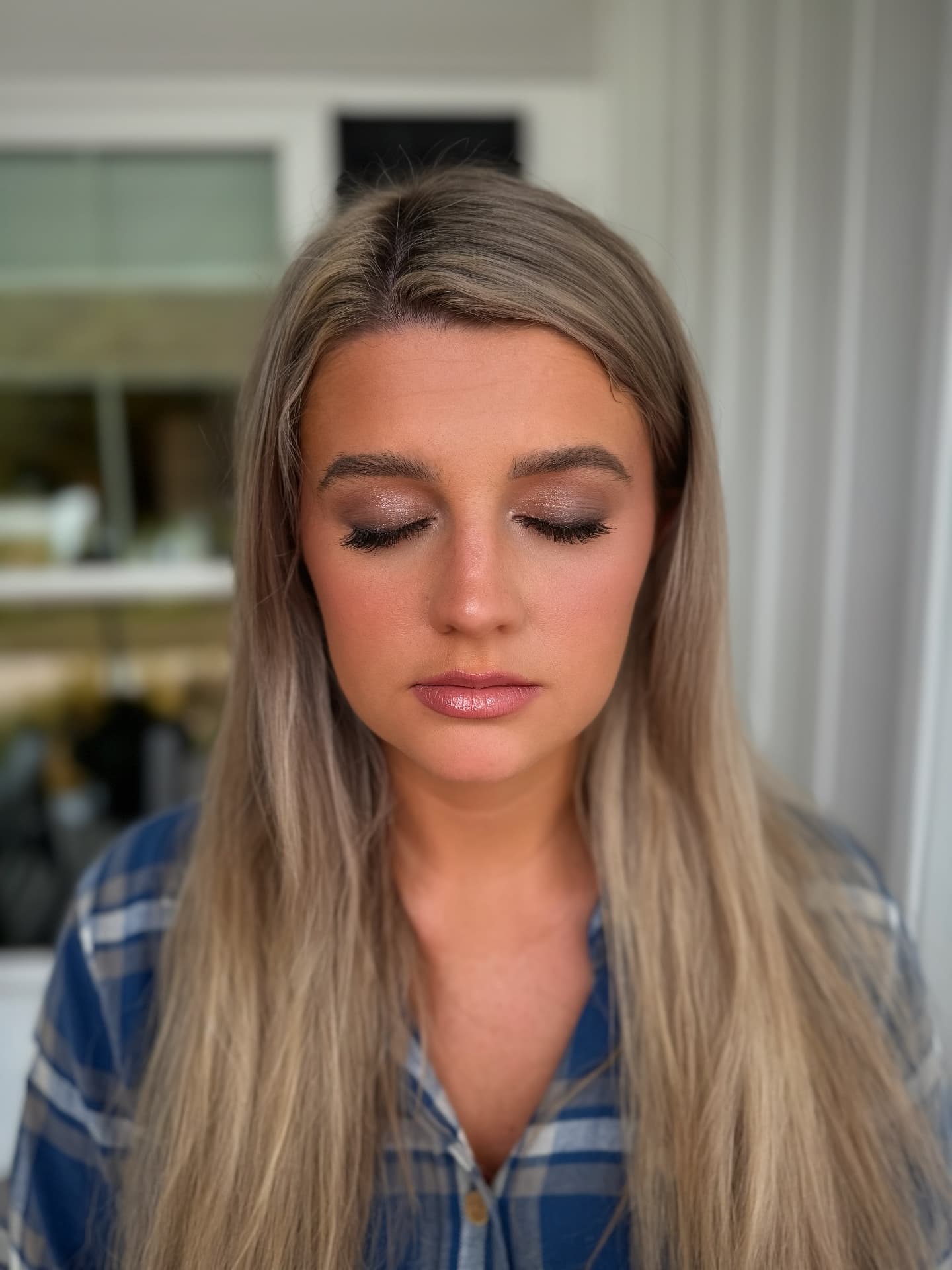 Soft taupe shimmer eye with sculpted glowing skin